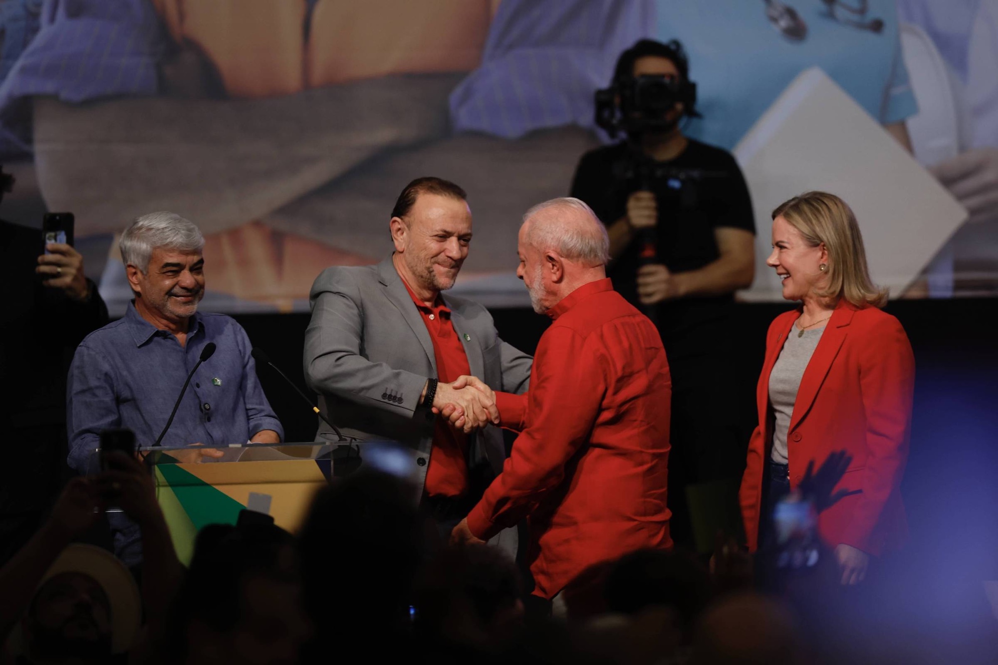 PT diz que Trump tentará derrotar Lula em 2026 por meio do uso de IA e redes sociais