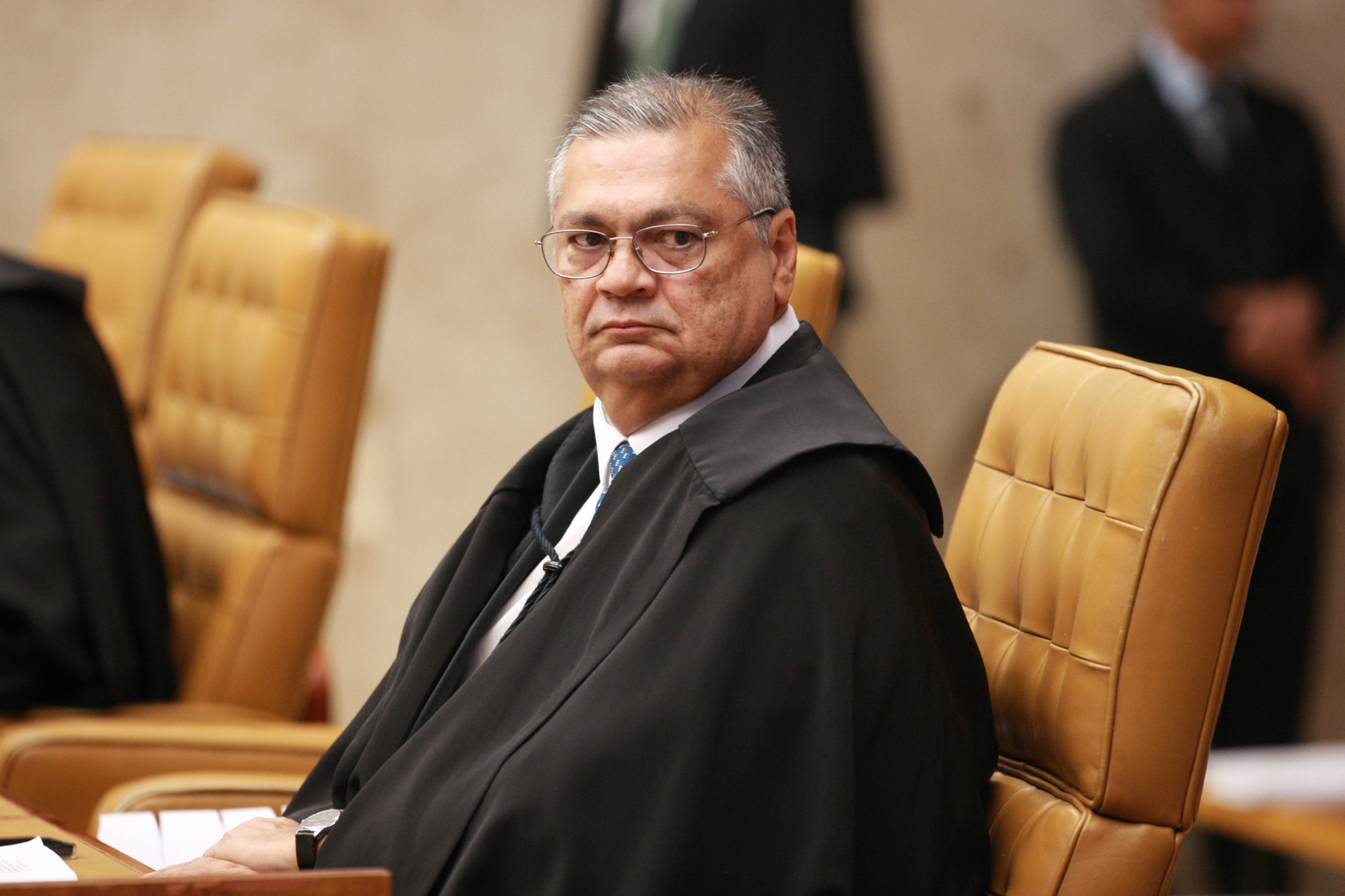 Dino determina bloqueio de recursos em nove cidades por “falta de transparência”