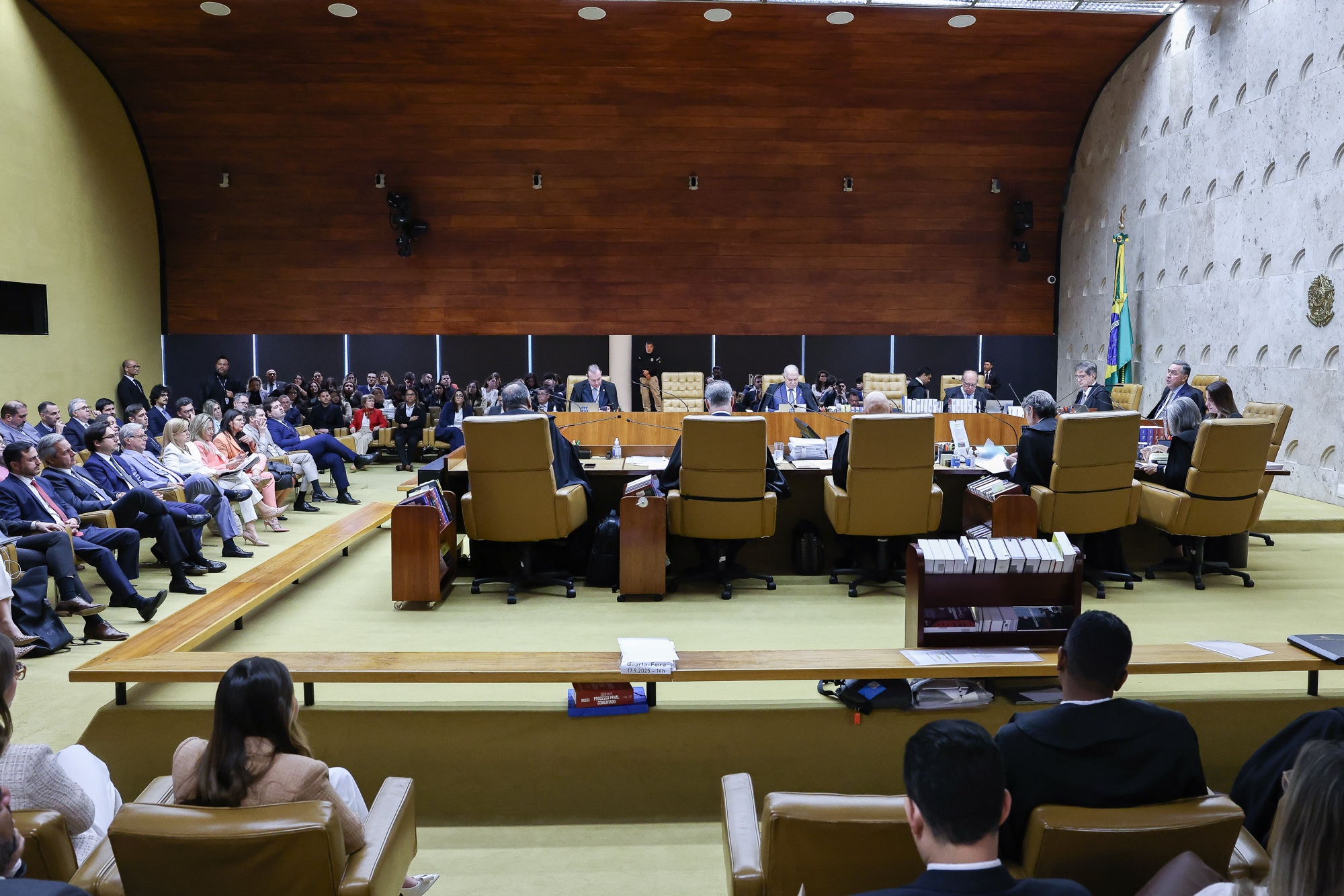 STF dá 10 dias para Câmara esclarecer PEC da Blindagem