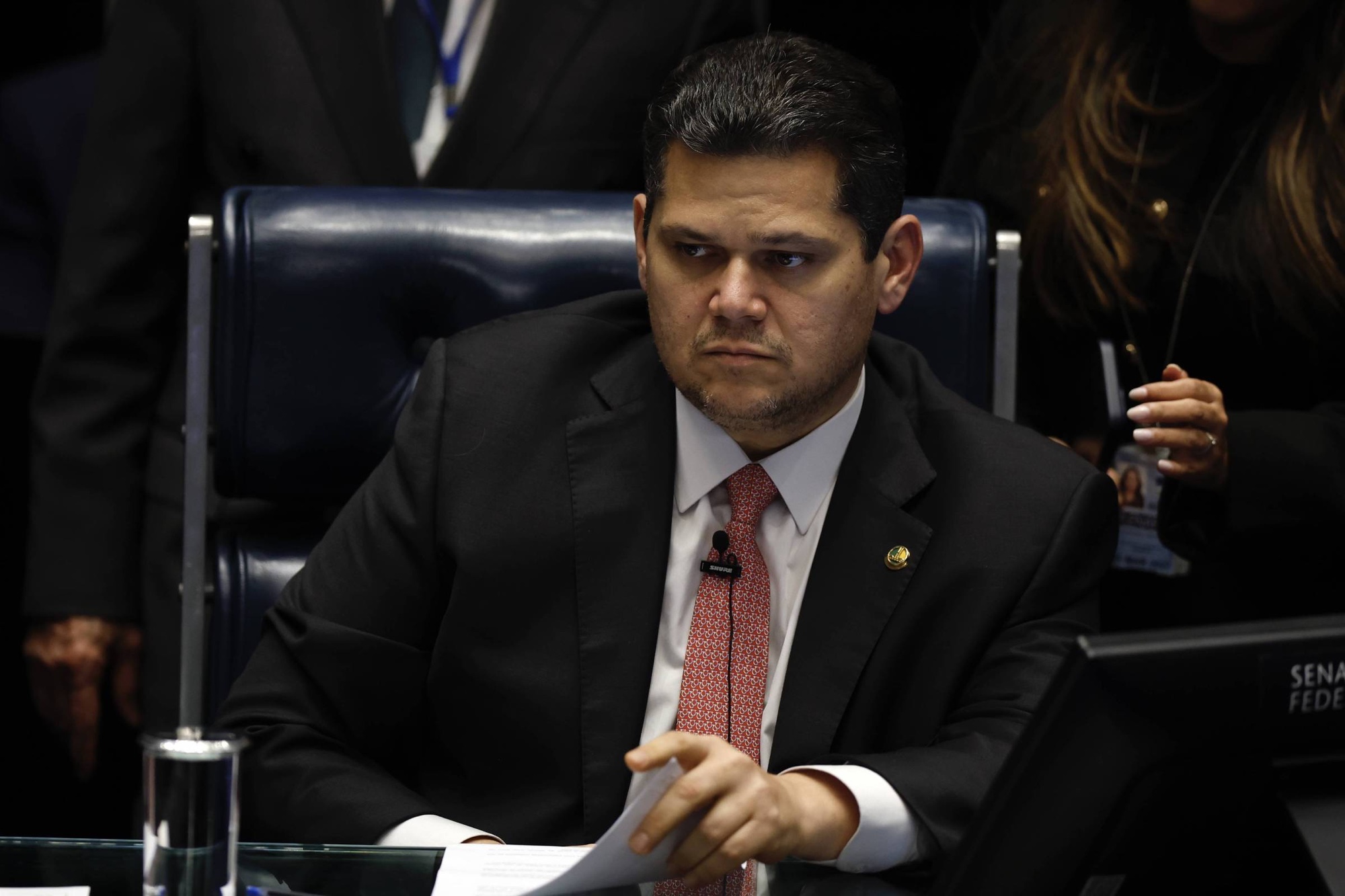 Alcolumbre rejeita anistia a Bolsonaro e prepara projeto alternativo