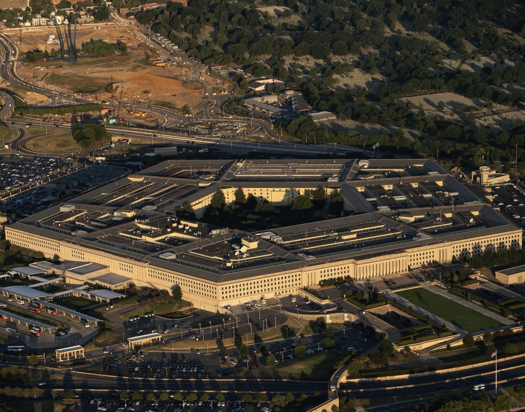 Trump assina decreto e renomeia o Pentágono