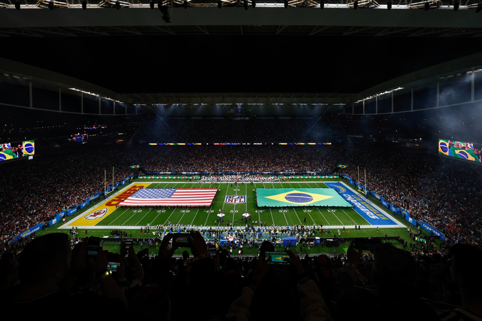 Chargers superam Mahomes e Chiefs em duelo histórico em Itaquera