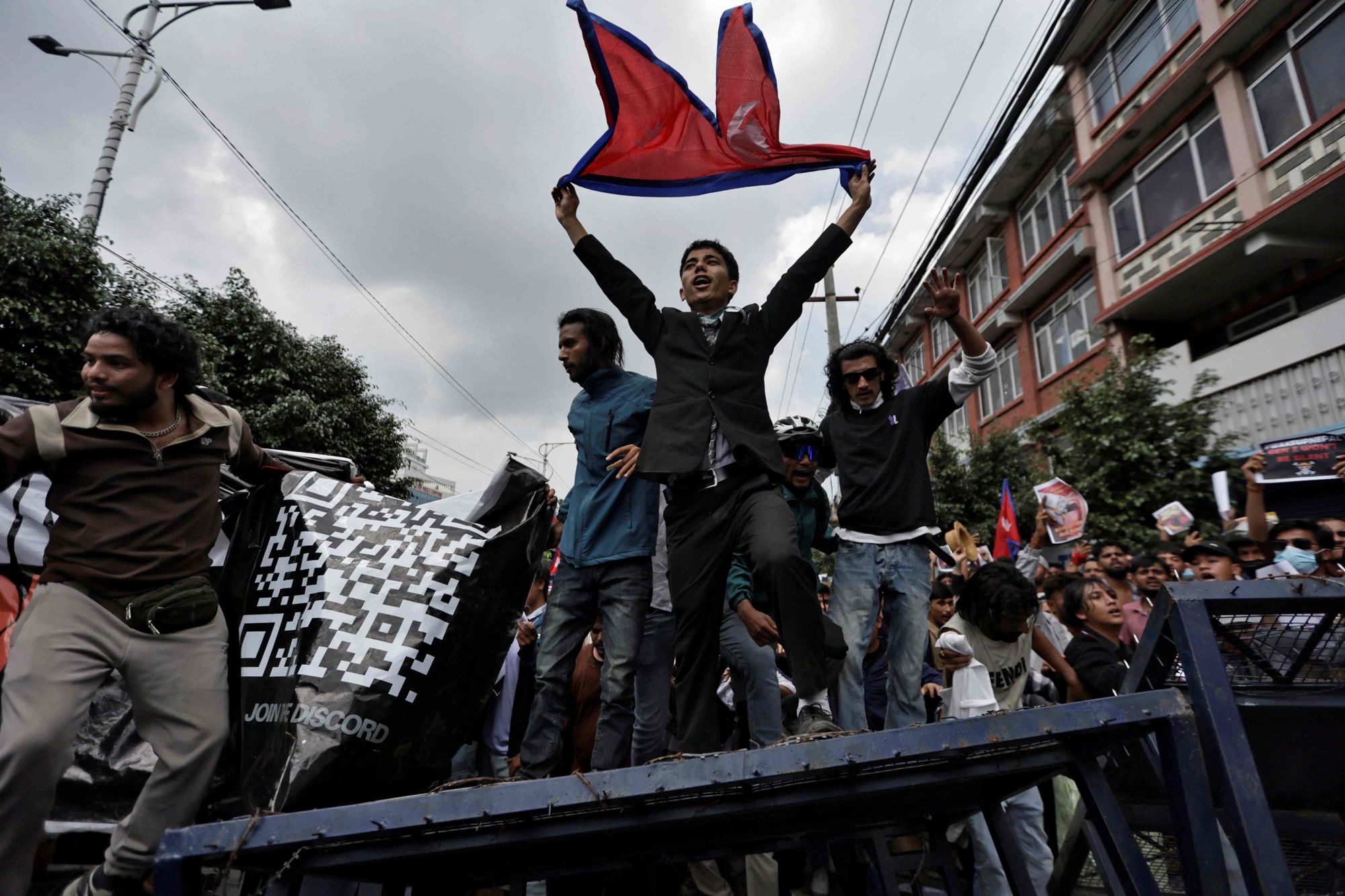 Primeiro-ministro comunista do Nepal renuncia após protestos no país