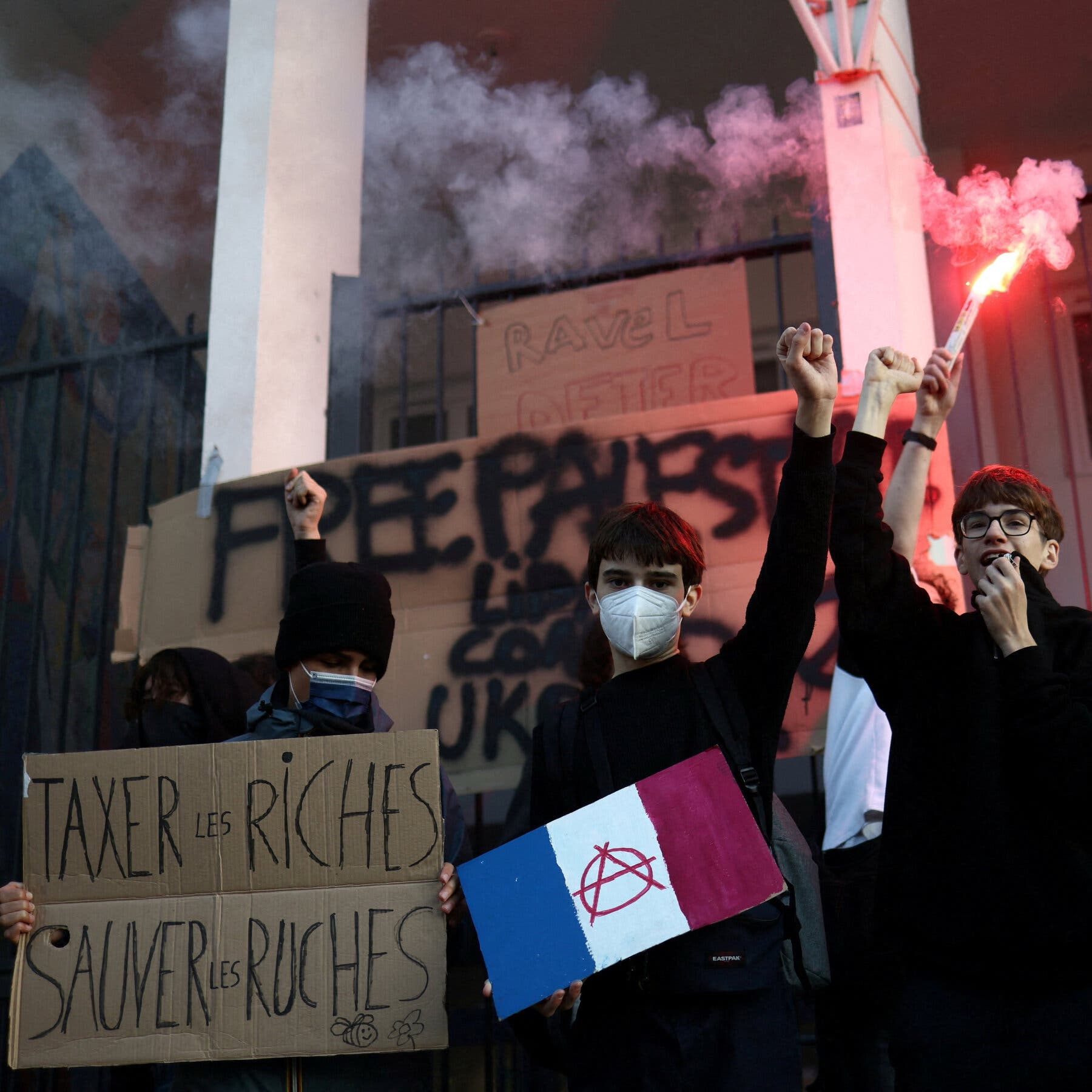 800 mil pessoas vão às ruas na França contra cortes no Orçamento
