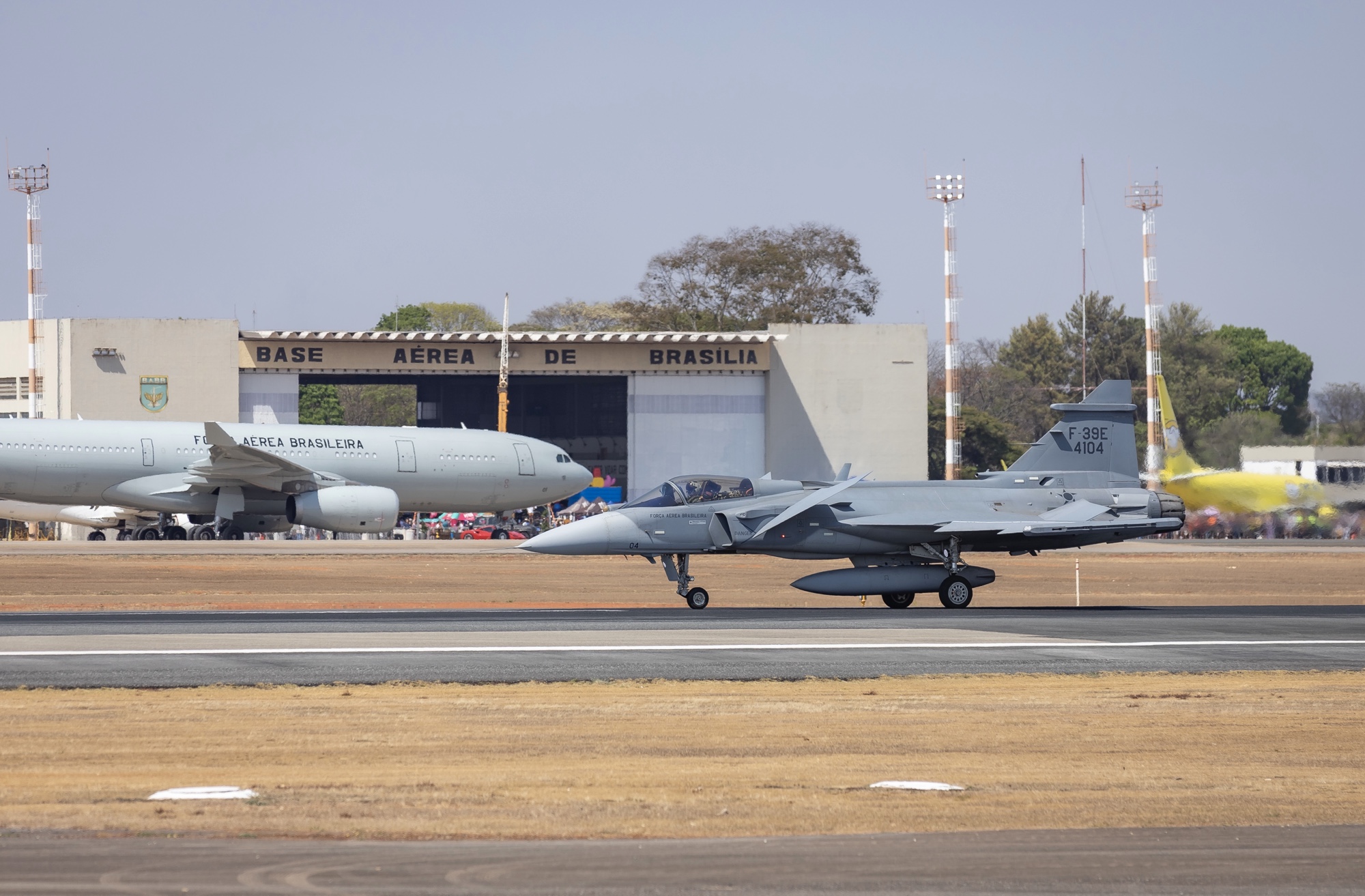 FAB avalia comprar Gripen usados e F-16 dos EUA para evitar apagão aéreo