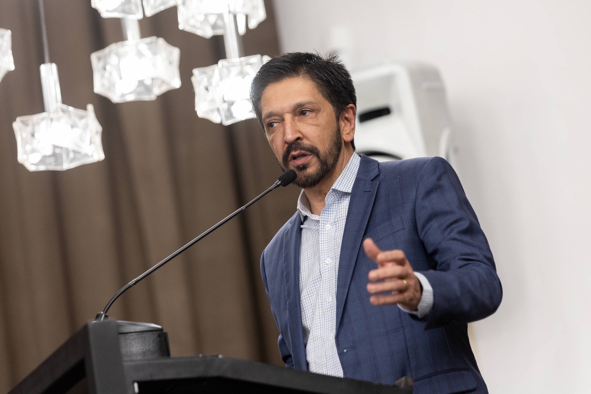 Nunes cancela contrato com empresa após funcionário criticar Kirk