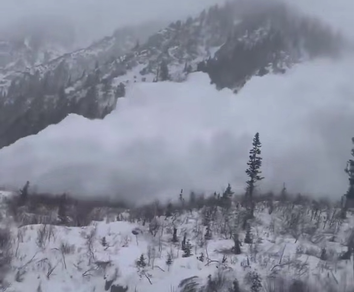 Tempestade histórica nos EUA provoca avalanche e fecha estrada em Utah