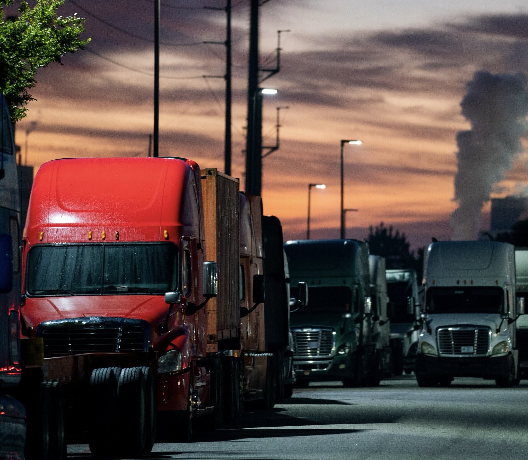Trump anuncia novas tarifas sobre medicamentos, caminhões e móveis