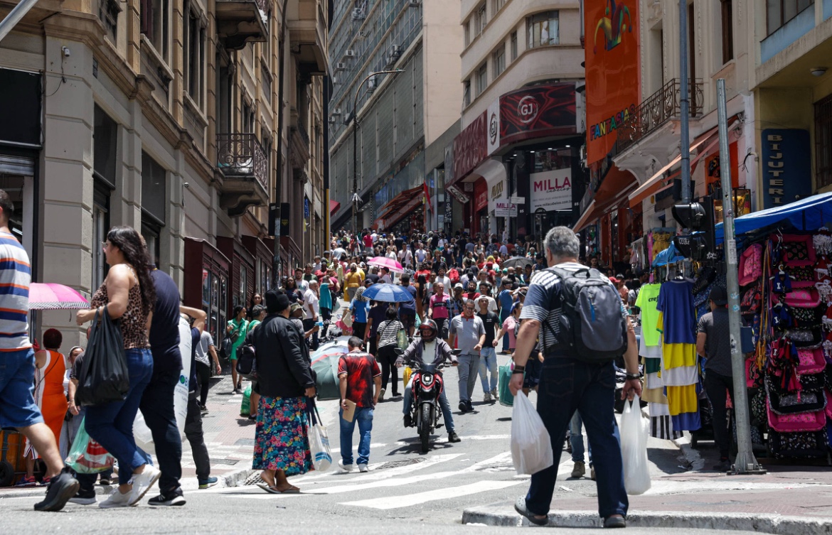 Brasil gera 147 mil empregos em agosto, queda de 38% e pior resultado em cinco anos