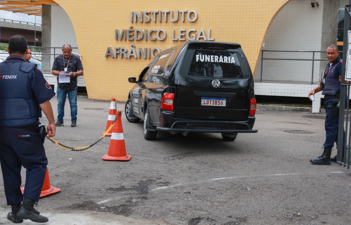 42 dos 99 mortos identificados eram foragidos, diz a polícia do Rio