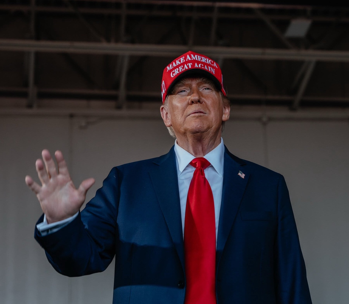 Trump cumpre promessa e aplica tarifa de 100% à China