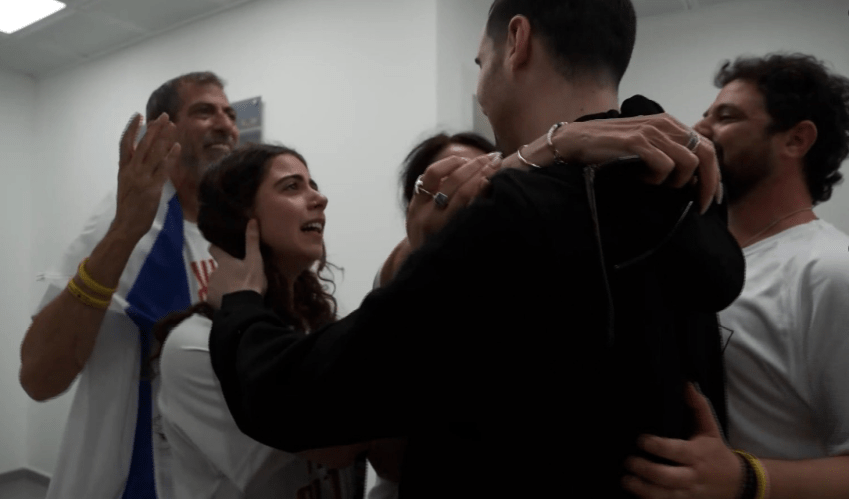 Refém israelense se reencontra com a família após 738 dias em cativeiro