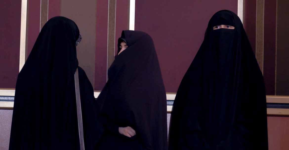 Parlamento português aprova proibição da burca em espaços públicos