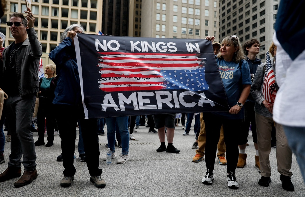 Milhares vão às ruas nos EUA em protestos “No Kings”
