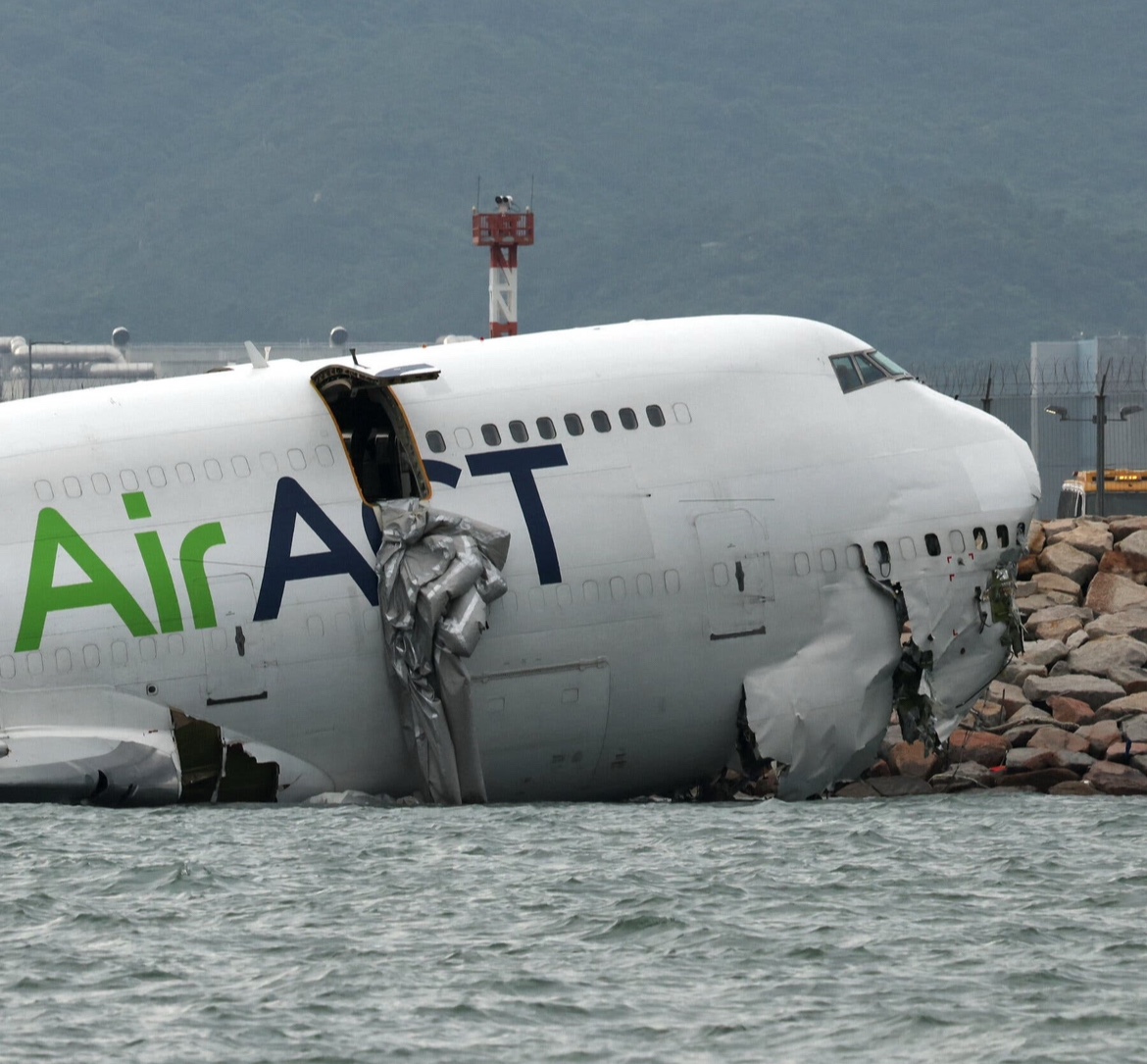 Avião de carga da Emirates sai da pista, cai no mar em Hong Kong e deixa dois mortos
