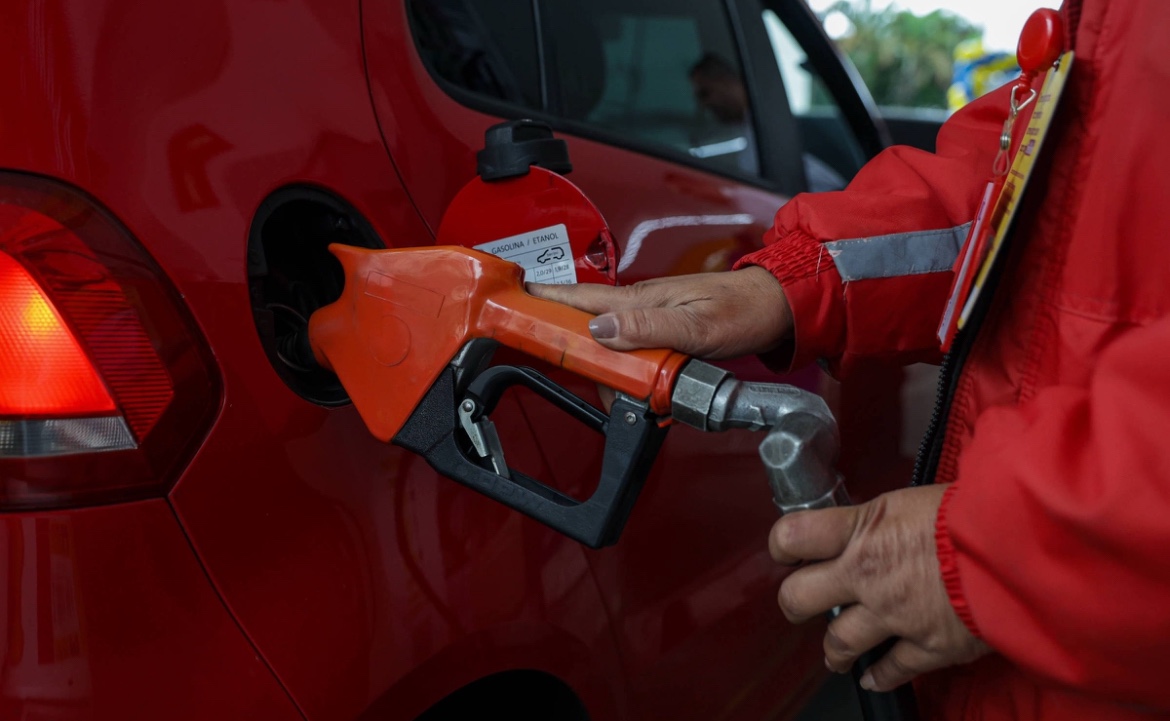 Petrobras reduz preço da gasolina em R$ 0,14 por litro para distribuidoras