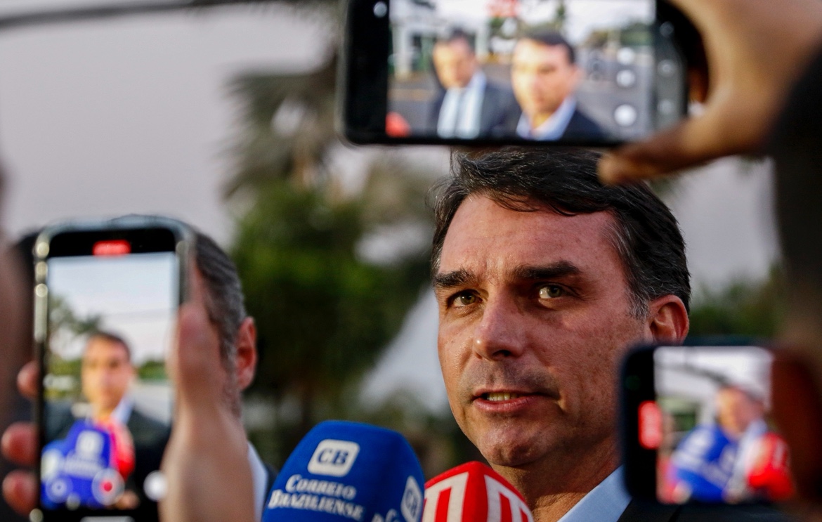 Com “inveja”, Flávio Bolsonaro sugere que os EUA ataquem barcos no Rio