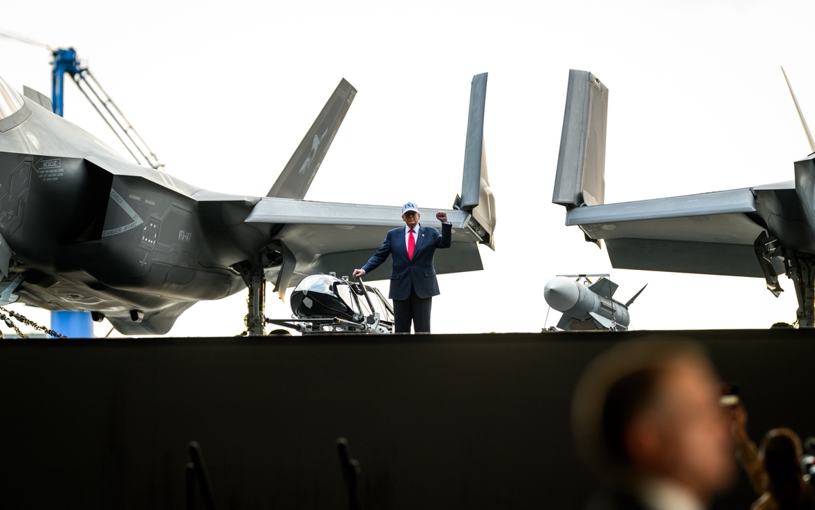 Ao lado de F-35, Trump faz chegada “especial” a porta-aviões dos EUA no Japão