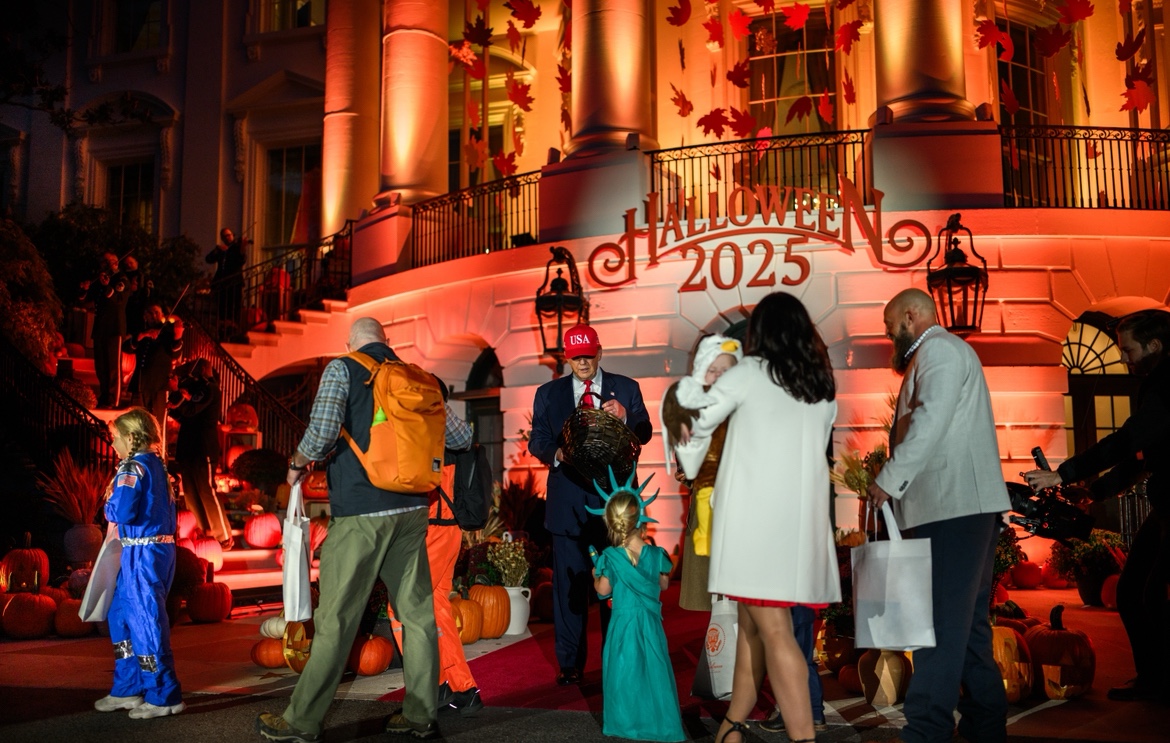 Casa Branca realiza festa de Halloween e recebe crianças para “trick or treat”