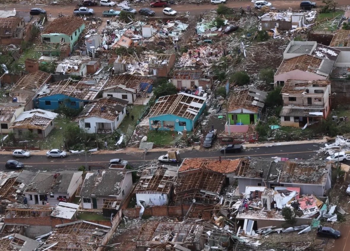 Paraná propõe auxílio de R$ 50 mil a famílias atingidas por tornado