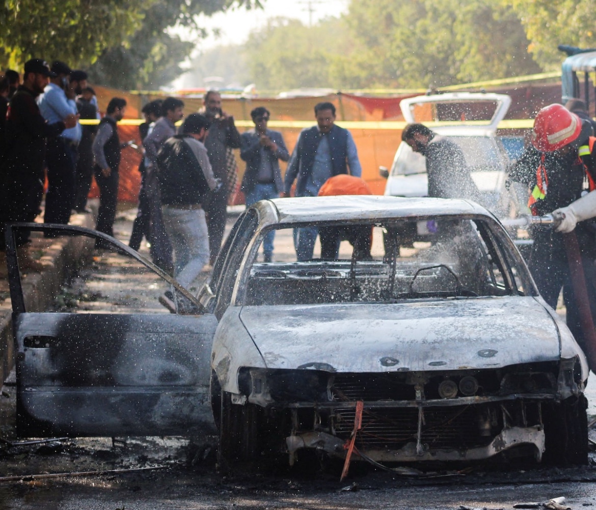 Homem-bomba mata 12 e Paquistão declara “estado de guerra”