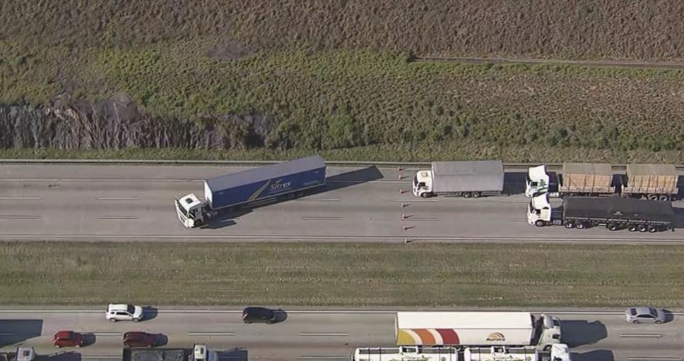 Carreta com motorista amarrado a bombas interdita Rodoanel em São Paulo