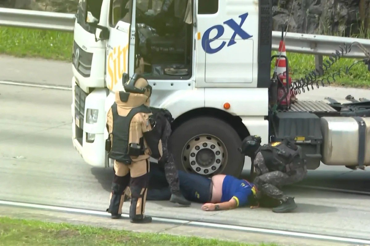 Motorista de caminhão desmaia e cai ao ser resgatado pelo Gate no Rodoanel