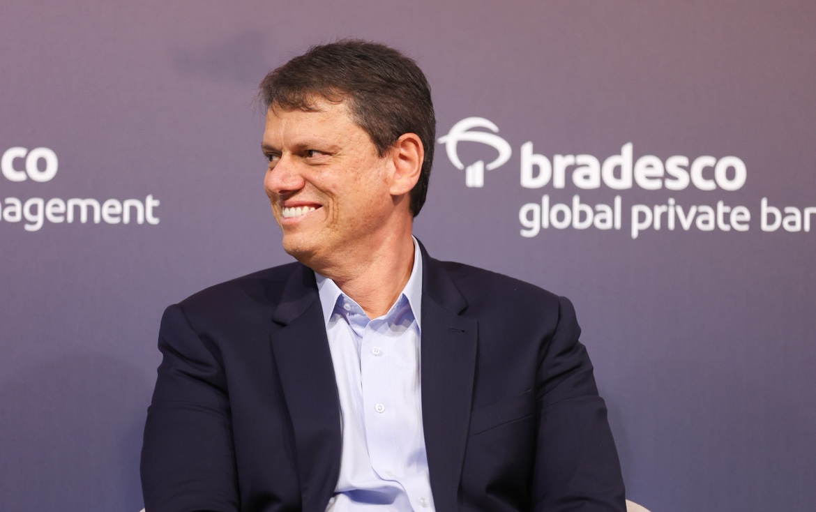 Tarcísio venceria facilmente Lula em 2026, diz pesquisa Futura/Apex