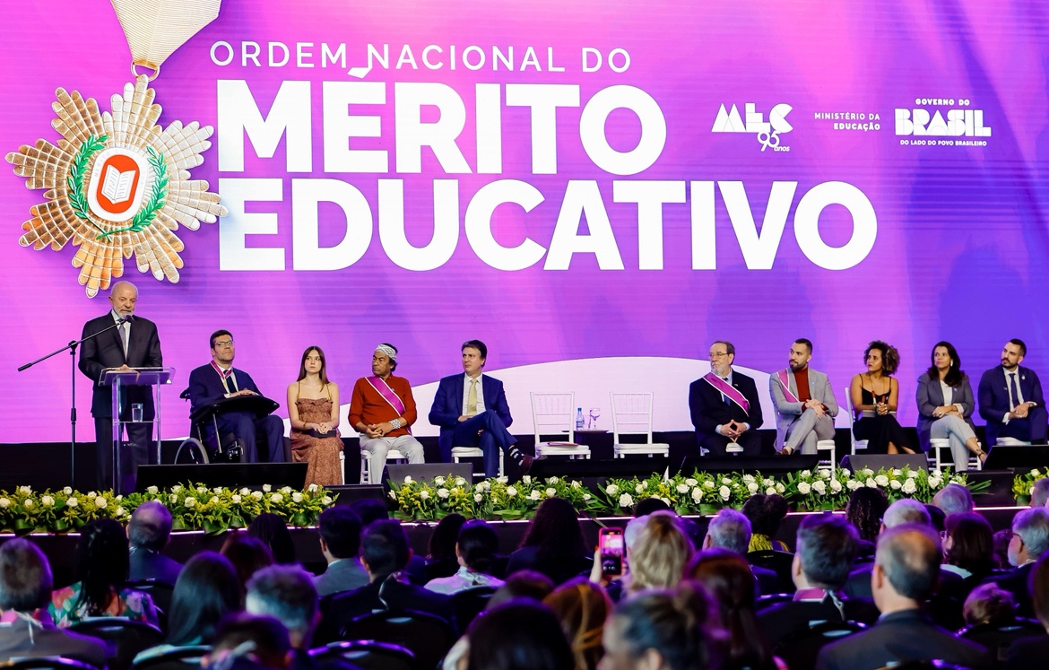 Lula concede medalhas de educação a Janja, Moraes, Motta, Gil do Vigor e Felipe Neto