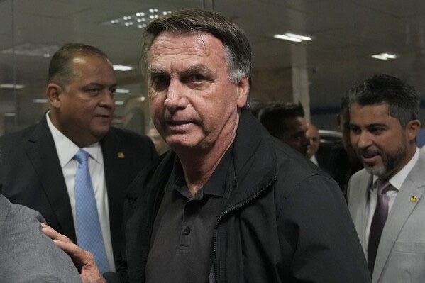 Prisão de Bolsonaro: vigílias, embaixadas e violação de tornozeleira