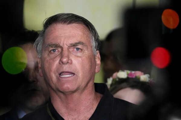 PF cumpre mandados e Bolsonaro usará tornozeleira eletrônica