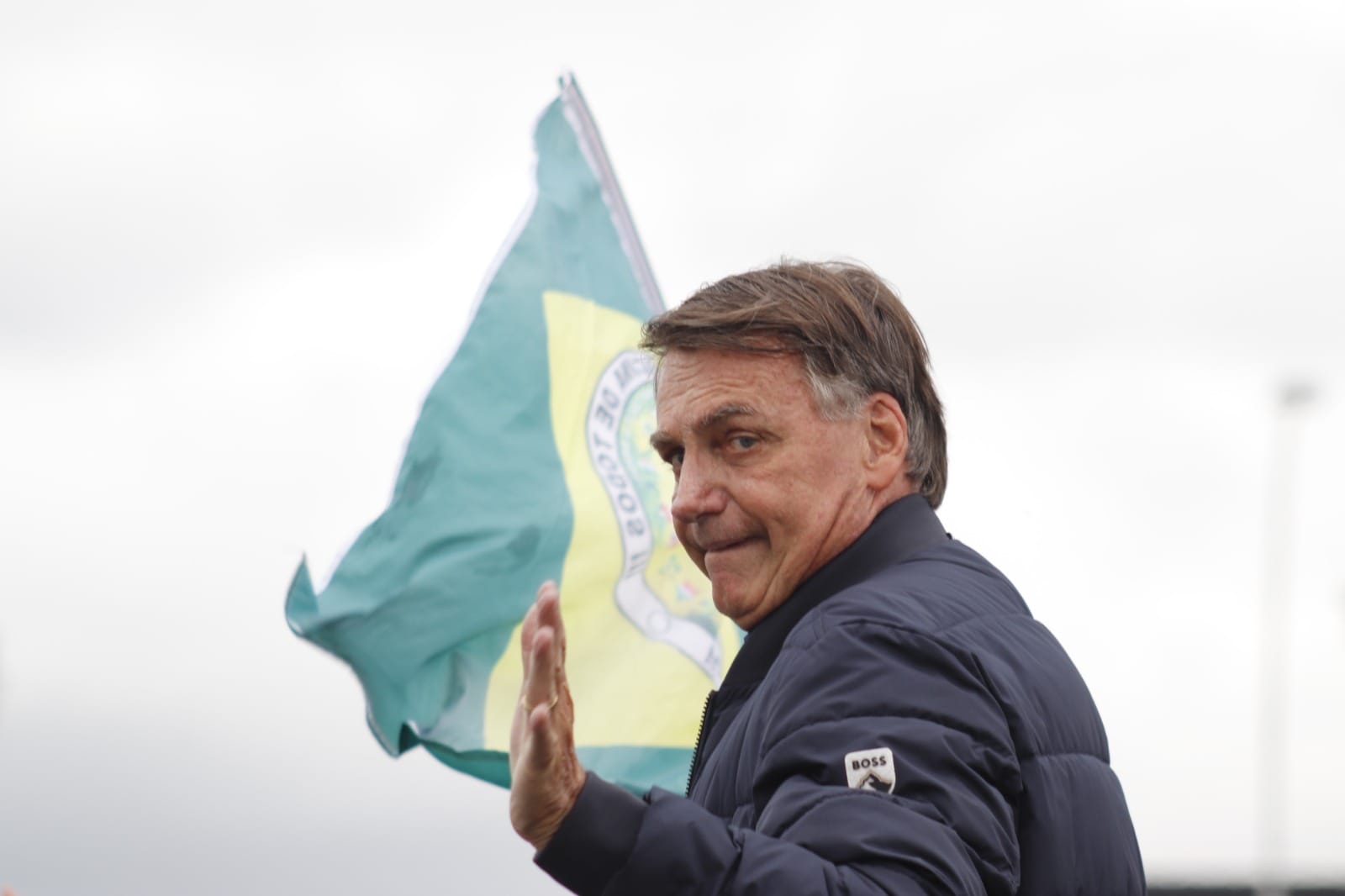 Bolsonaro diz ter usado ferro quente na tornozeleira por curiosidade
