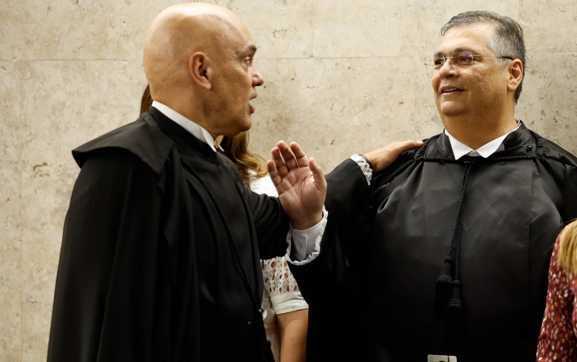 Moraes e Dino votam por manter a prisão de Bolsonaro