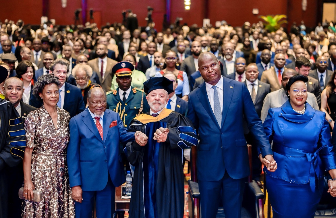 Lula recebe título de doutor honoris causa em Moçambique
