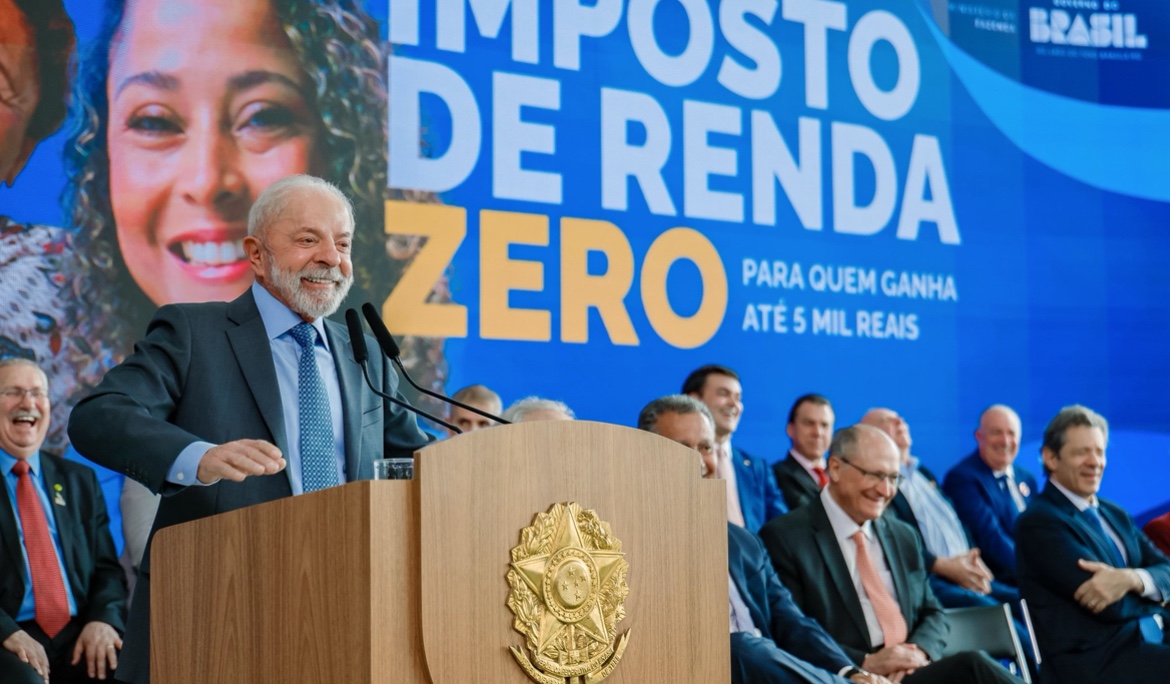 “Brasil deu lição de democracia”, diz Lula sobre prisão de Bolsonaro