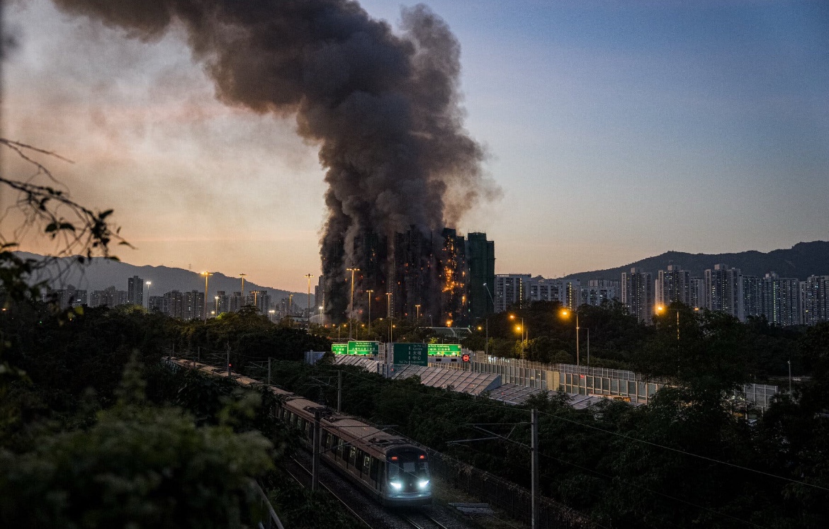 Incêndio em edifícios deixa 83 mortos em Hong Kong