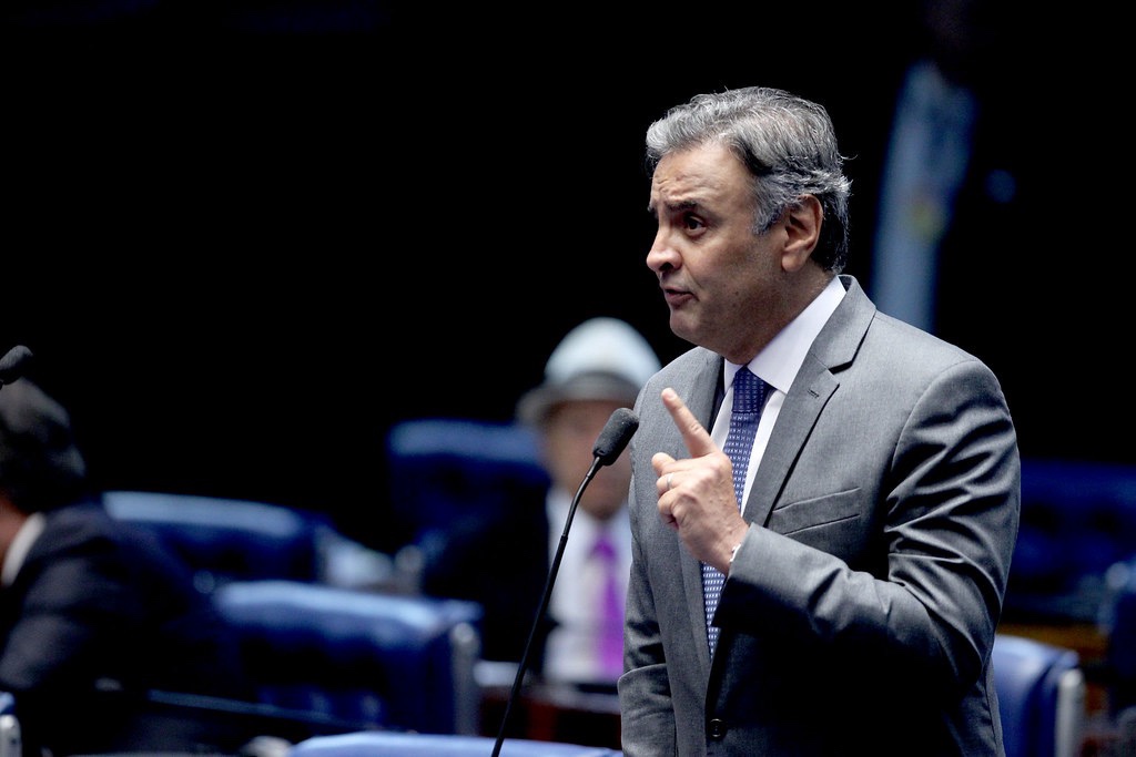 Aécio aciona Justiça contra Lula por fala do petista na TV sobre IR