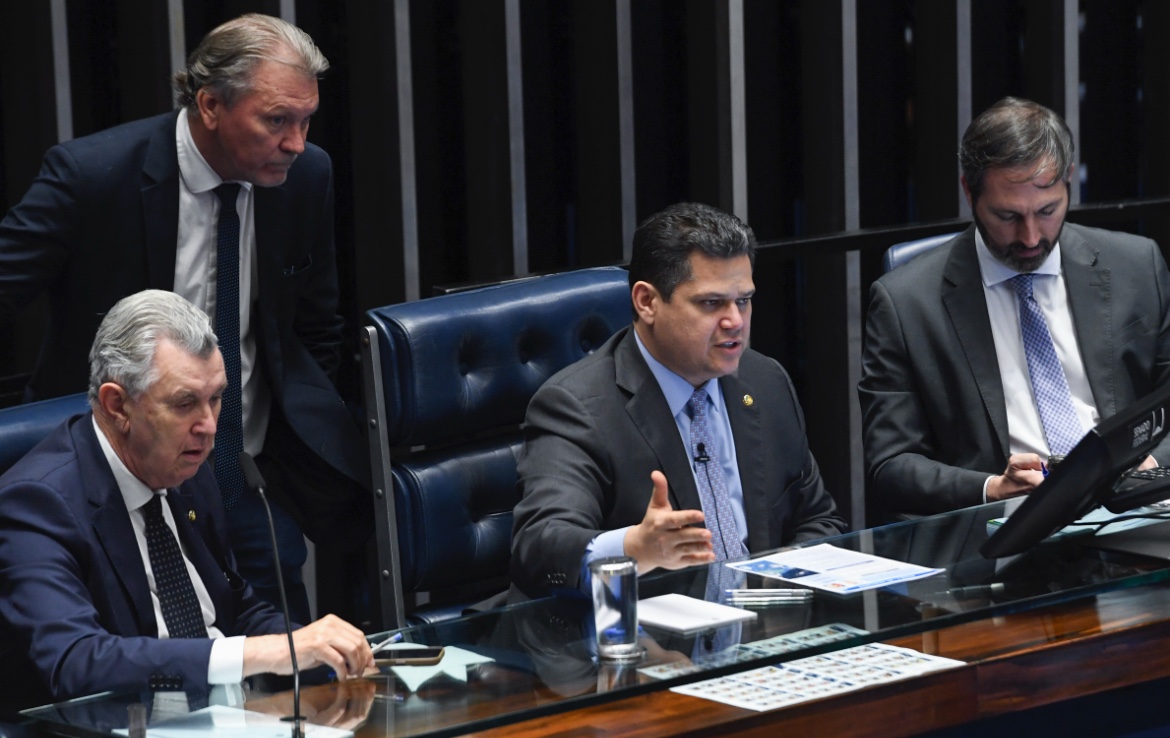 Alcolumbre cancela sabatina de Messias ao STF e critica o governo