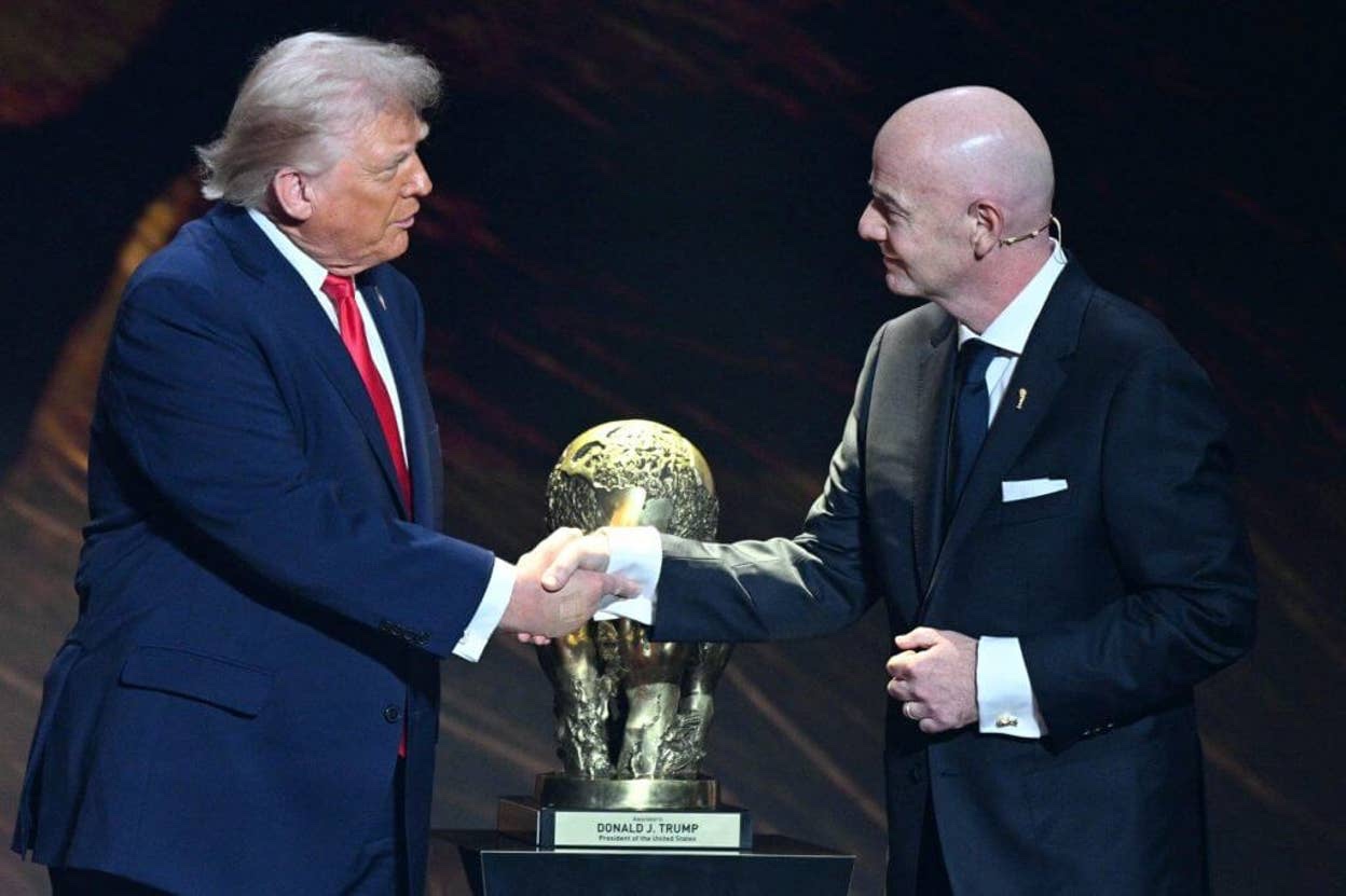 FIFA entrega a Trump prêmio da paz durante sorteio da Copa de 2026