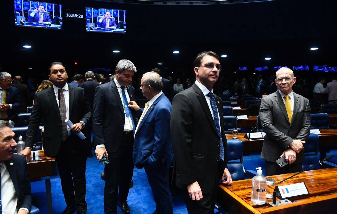 Flávio Bolsonaro será candidato do PL em 2026, decide Bolsonaro