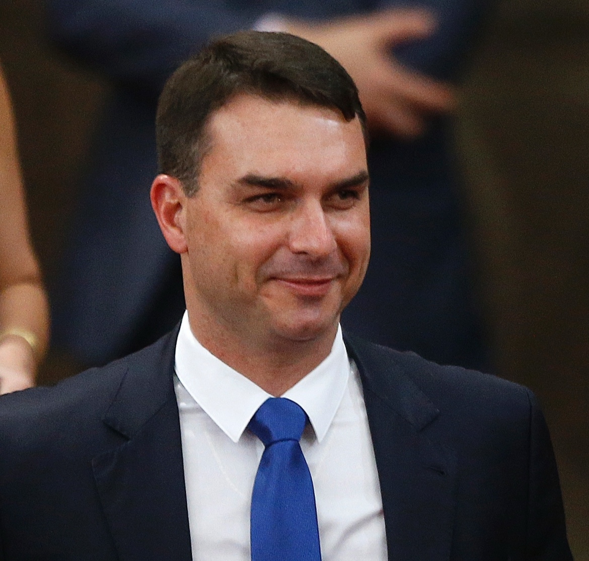 Flávio Bolsonaro diz que candidatura é “moeda de troca” e tem “preço”
