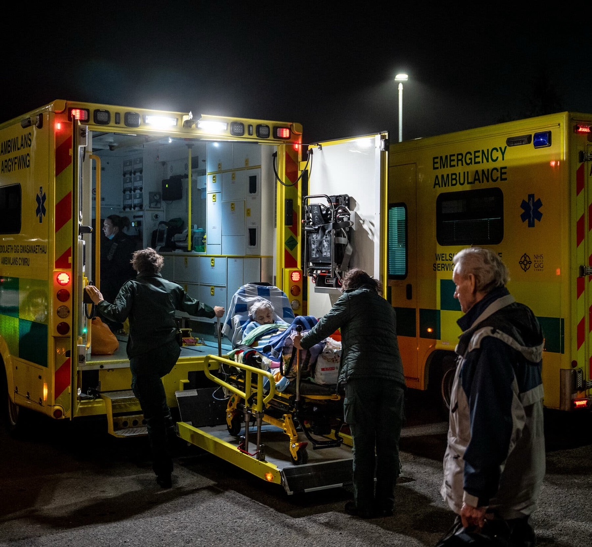 Hospitais do Reino Unido estão “sobrecarregados” por surto de cepa de gripe