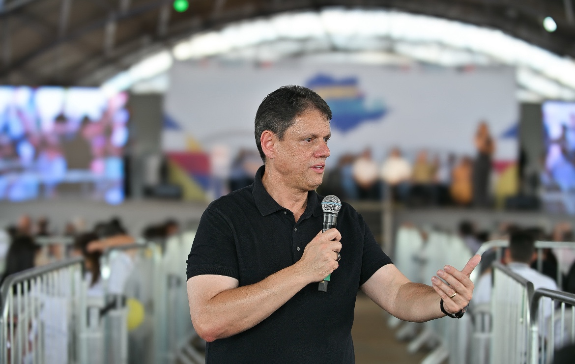 Tarcísio diz que irá apoiar Flávio Bolsonaro à Presidência