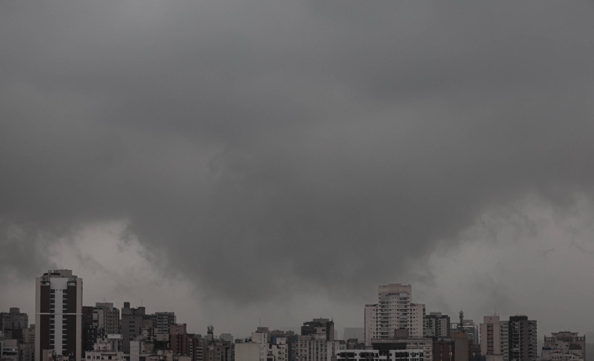 Ventania deixa mais de 2 milhões sem energia, voos cancelados e parques fechados em São Paulo