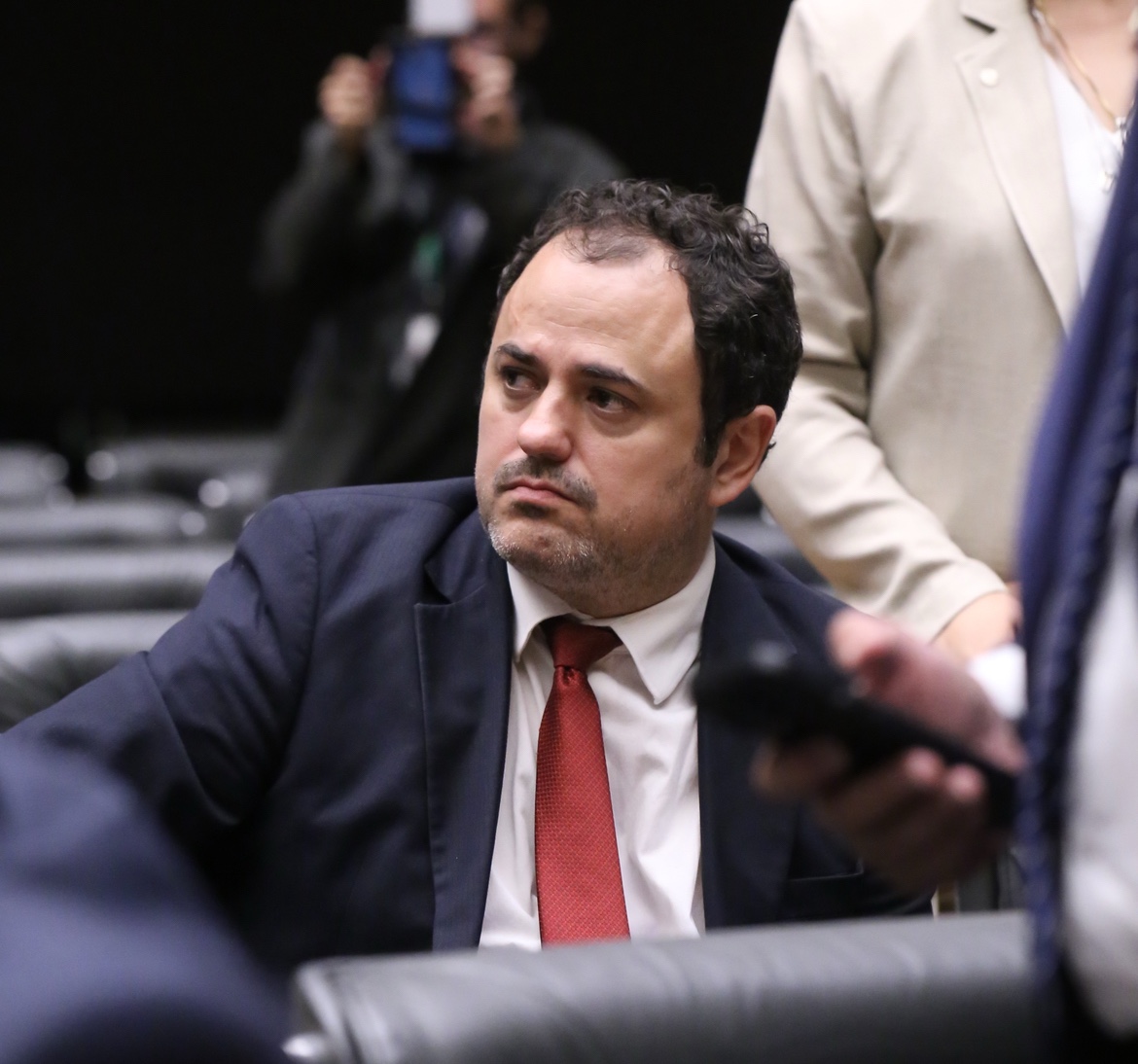 Câmara aprova suspensão de Glauber Braga por seis meses
