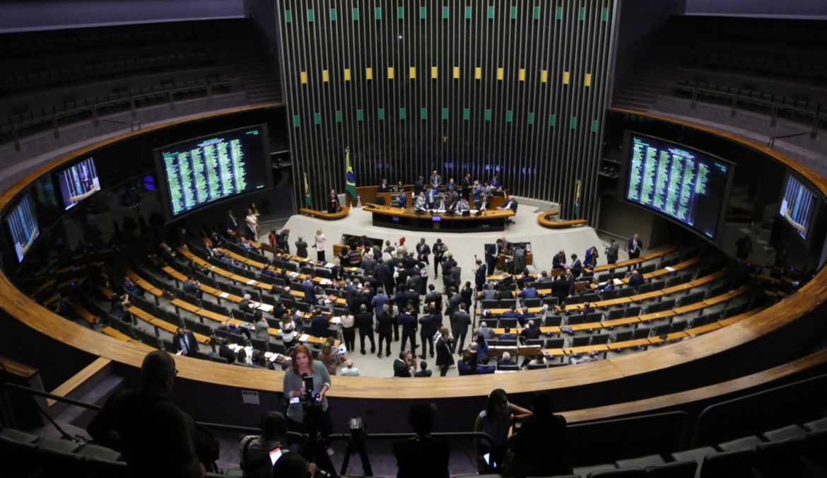 Câmara contraria STF e mantém mandato de Zambelli