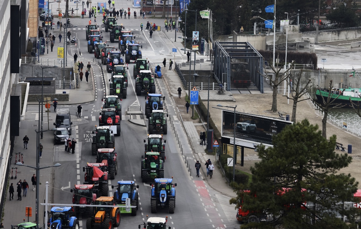Polícia e agricultores entram em confronto na sede da UE