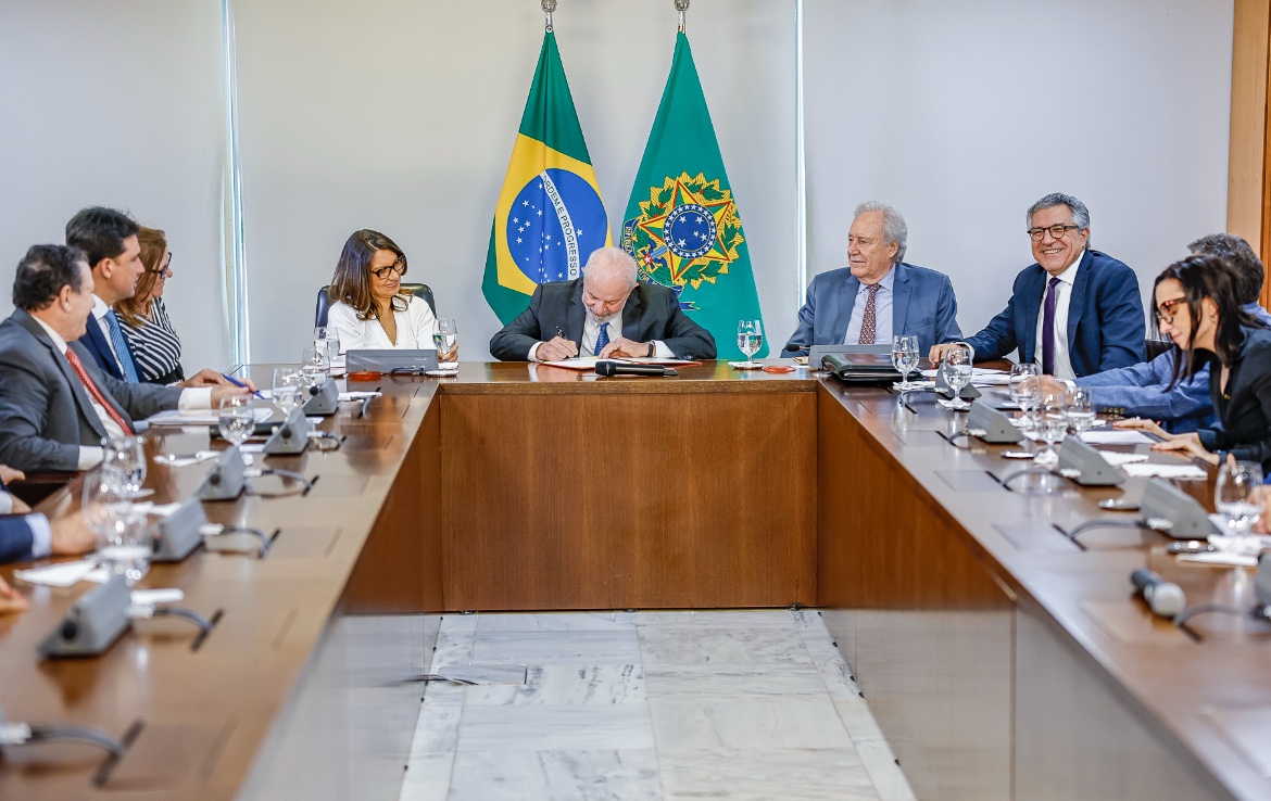 Lula assina reajuste de 8% para servidores do Judiciário