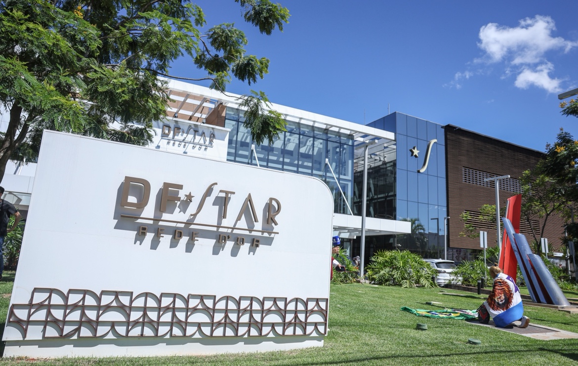 Cirurgia de Bolsonaro termina com sucesso, diz Michelle