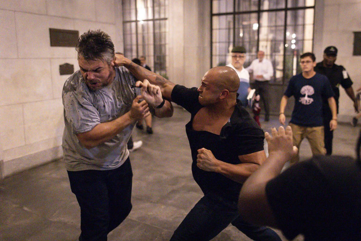 Militantes da USP agridem ex-deputado estadual de São Paulo